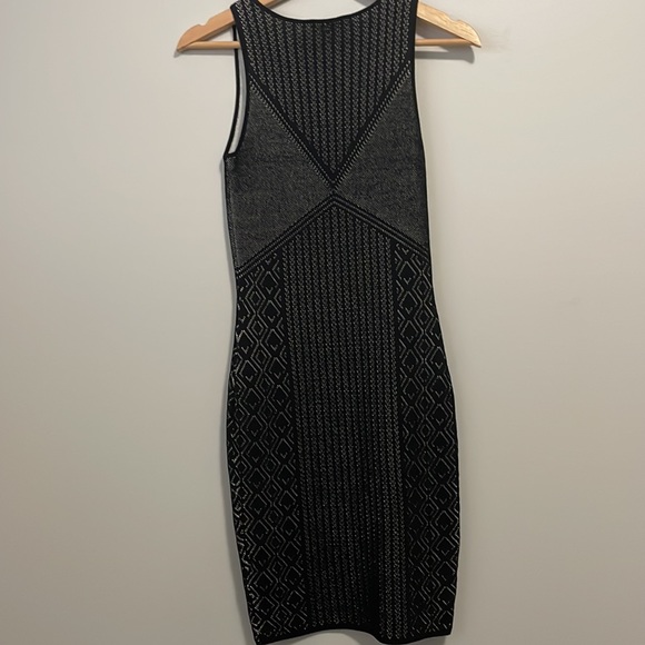 Guess sleeveless fitted black patterned dress. Size: S - Picture 3 of 5